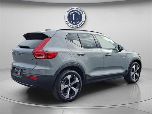2025 Volvo XC40 B5 Plus Dark Theme