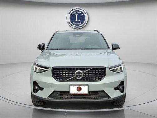 2025 Volvo XC40 B5 Plus Dark Theme