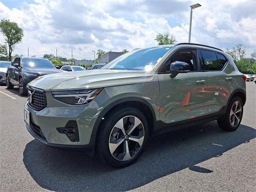 2023 Volvo XC40 B5 Plus Dark Theme
