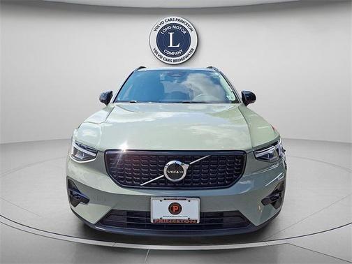 2023 Volvo XC40 B5 Plus Dark Theme