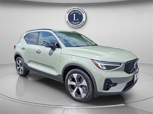 2023 Volvo XC40 B5 Plus Dark Theme