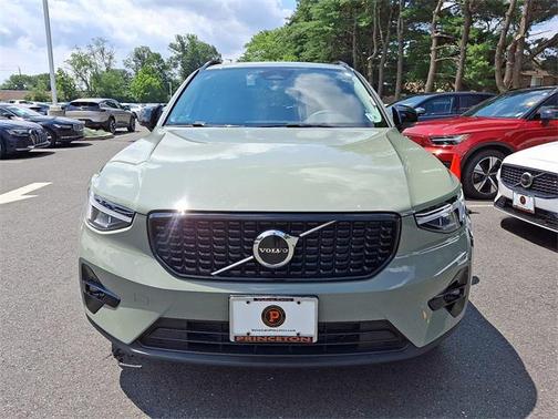 2023 Volvo XC40 B5 Plus Dark Theme