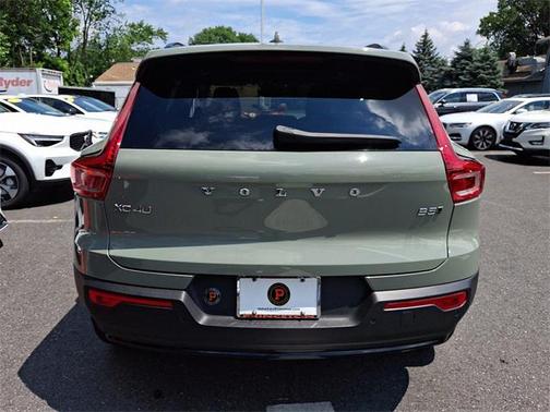 2023 Volvo XC40 B5 Plus Dark Theme