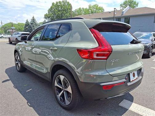 2023 Volvo XC40 B5 Plus Dark Theme
