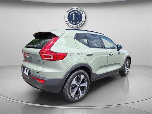 2023 Volvo XC40 B5 Plus Dark Theme