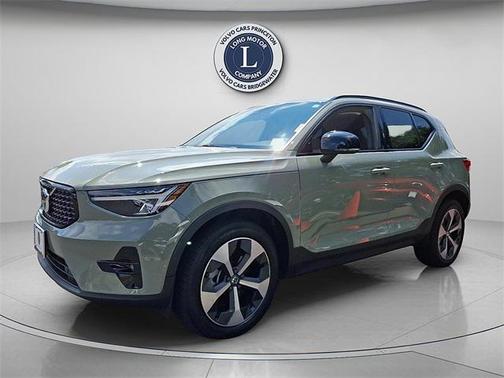 2023 Volvo XC40 B5 Plus Dark Theme