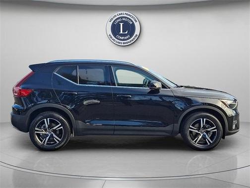 2025 Volvo XC40 B5 Core Bright Theme