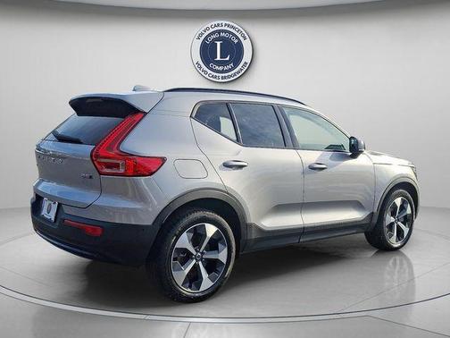 2025 Volvo XC40 B5 Plus Dark Theme