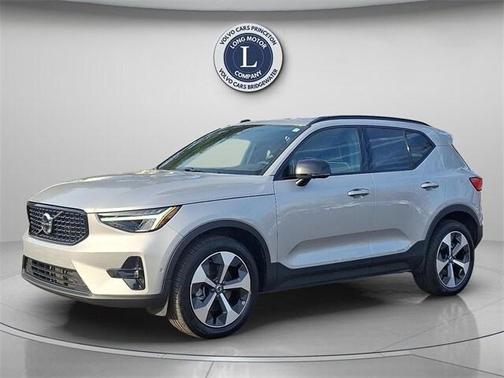 2025 Volvo XC40 B5 Plus Dark Theme