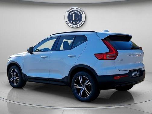 Crystal White 2026 Volvo XC40 B5 Core
