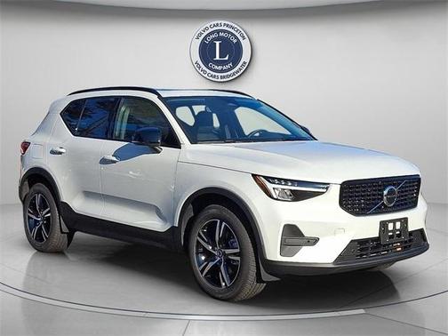 2026 Volvo XC40 B5 Core