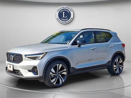 2025 Volvo XC40 B5 Plus Dark Theme