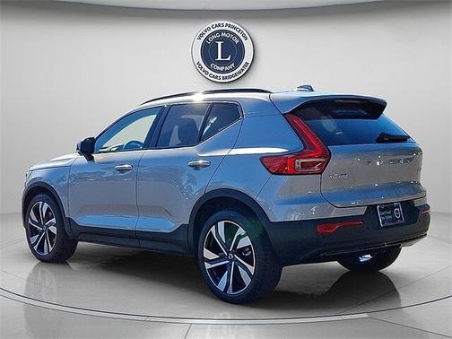 2025 Volvo XC40 B5 Plus Dark Theme