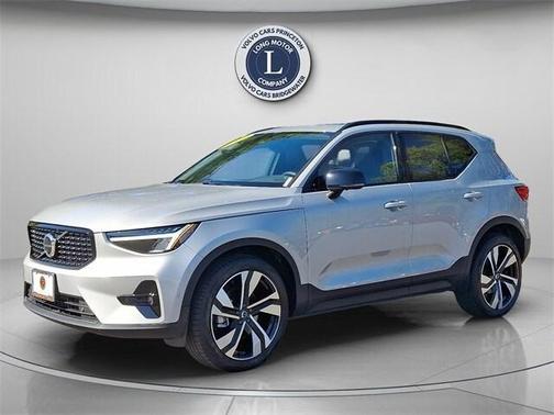 2025 Volvo XC40 B5 Plus Dark Theme