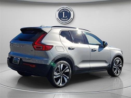 2025 Volvo XC40 B5 Plus Dark Theme