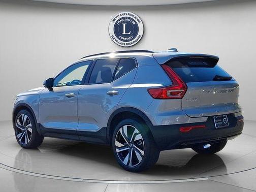 2025 Volvo XC40 B5 Plus Dark Theme