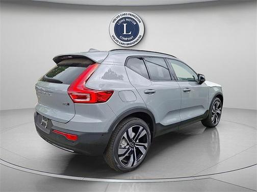 2025 Volvo XC40 B5 Ultra Dark Theme