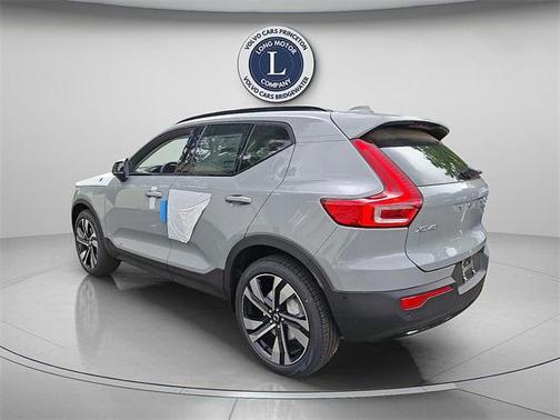 2025 Volvo XC40 B5 Ultra Dark Theme