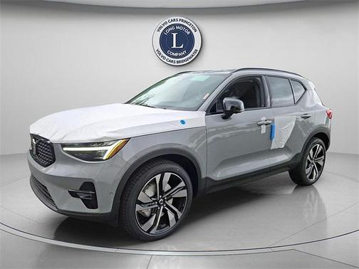 2025 Volvo XC40 B5 Ultra Dark Theme
