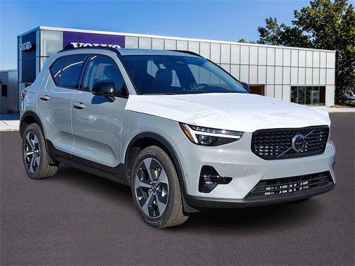2025 Volvo XC40 B5 Plus Dark Theme
