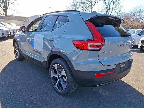 2025 Volvo XC40 B5 Plus Dark Theme