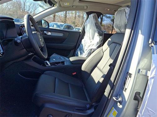 2025 Volvo XC40 B5 Plus Dark Theme