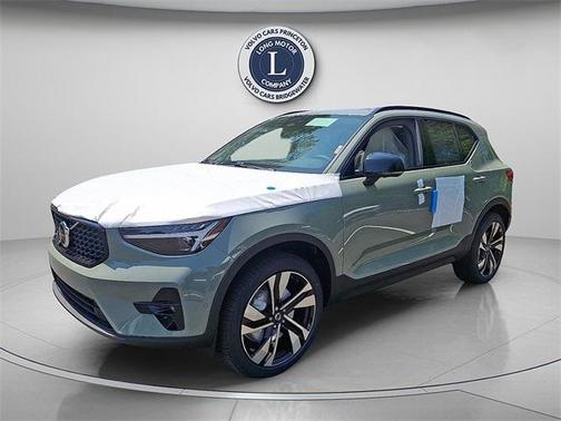 2025 Volvo XC40 B5 Plus Dark Theme