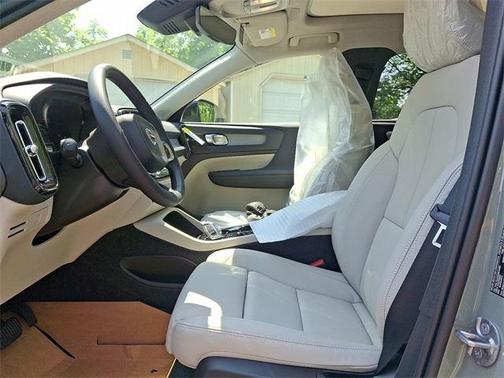 2025 Volvo XC40 B5 Plus Dark Theme