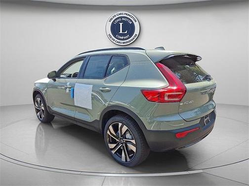 2025 Volvo XC40 B5 Plus Dark Theme