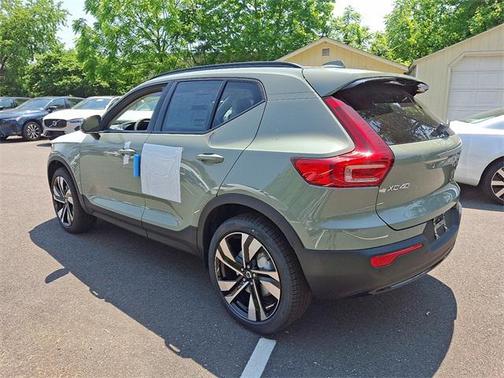 2025 Volvo XC40 B5 Plus Dark Theme