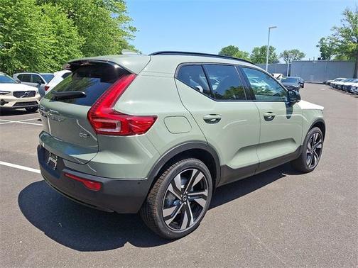 2025 Volvo XC40 B5 Plus Dark Theme