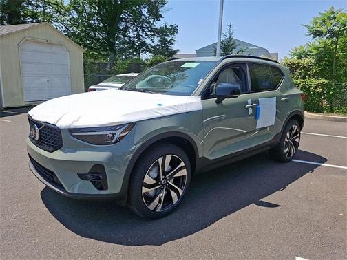 2025 Volvo XC40 B5 Plus Dark Theme