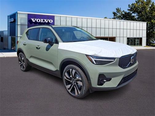 2025 Volvo XC40 B5 Plus Dark Theme