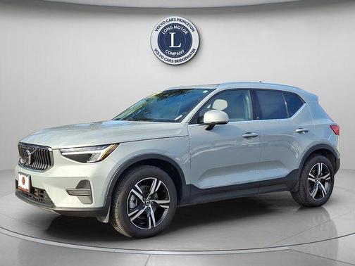 2025 Volvo XC40 B5 Core Bright Theme