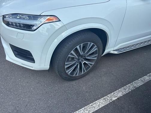 2022 Volvo XC90 T6 Momentum