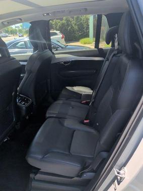 Bright Silver Metallic 2018 Volvo XC90 T5 Momentum
