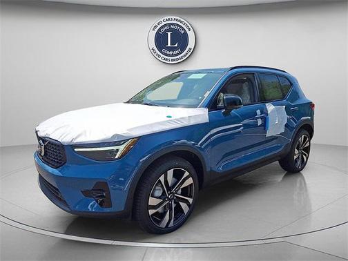 2025 Volvo XC40 B5 Ultra Dark Theme