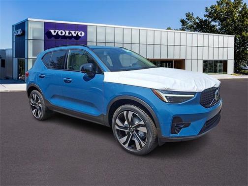2025 Volvo XC40 B5 Ultra Dark Theme