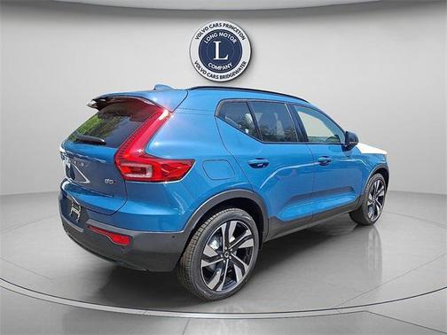 2025 Volvo XC40 B5 Ultra Dark Theme