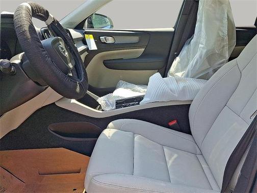 2025 Volvo XC40 B5 Ultra Dark Theme