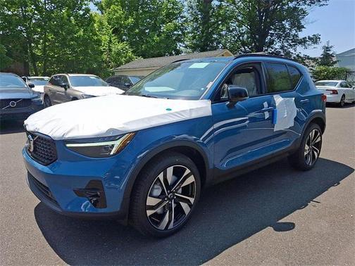 2025 Volvo XC40 B5 Ultra Dark Theme
