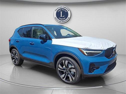 2025 Volvo XC40 B5 Ultra Dark Theme
