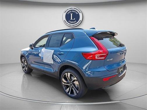2025 Volvo XC40 B5 Ultra Dark Theme