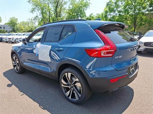 2025 Volvo XC40 B5 Ultra Dark Theme