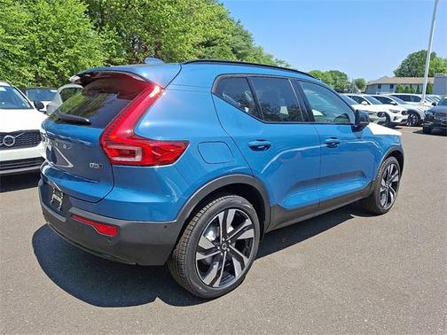 2025 Volvo XC40 B5 Ultra Dark Theme
