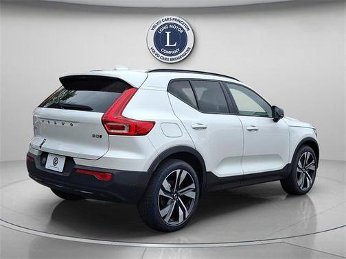 2025 Volvo XC40 B5 Ultra Dark Theme