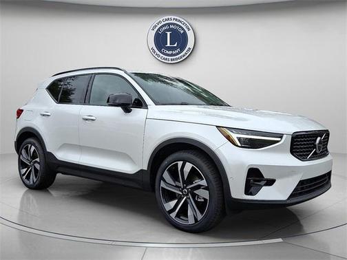 2025 Volvo XC40 B5 Ultra Dark Theme
