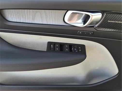 2026 Volvo XC40 B5 Ultra