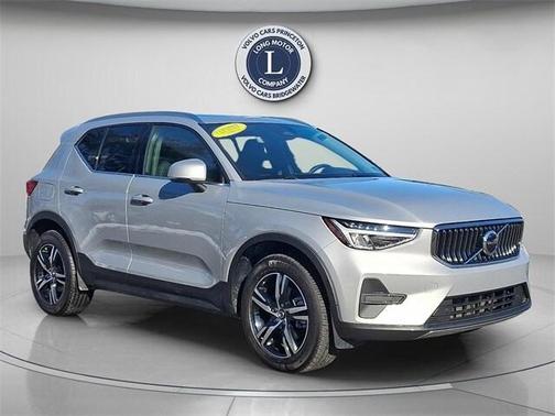 2025 Volvo XC40 B5 Core Bright Theme