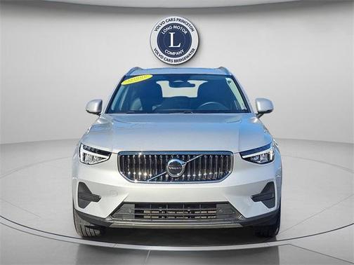 2025 Volvo XC40 B5 Core Bright Theme